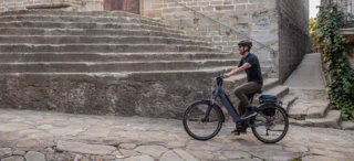 Ein Mann fährt mit einem E-Bike durch eine Stadt