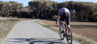 Fly Arteria Men bike saddle on country road